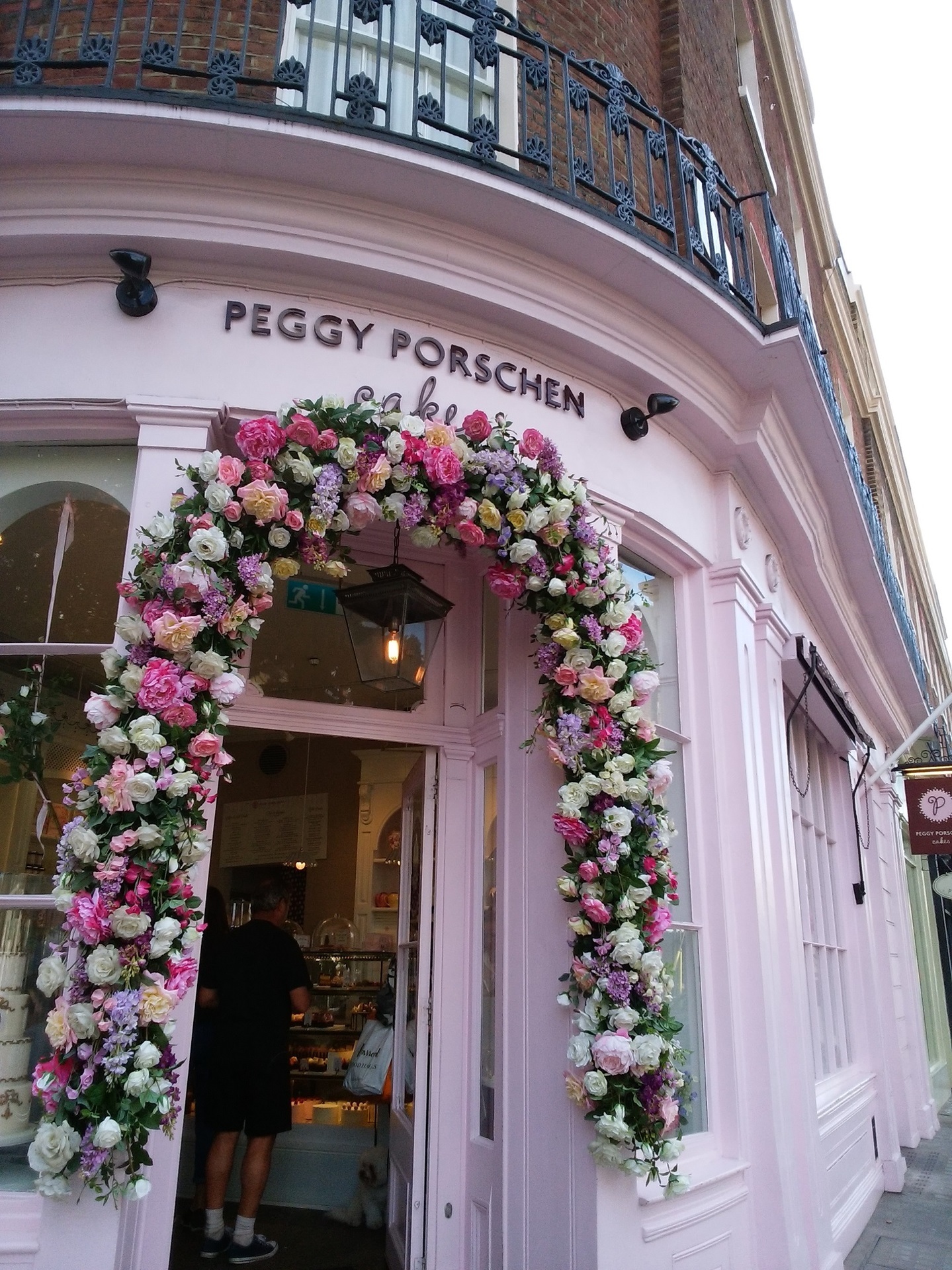 Peggy Porschen ペギー ポーション は ピンク基調でかわいらしさ全開のケーキ カップケーキ 屋さん イギリスの料理はまずいと誰が言った