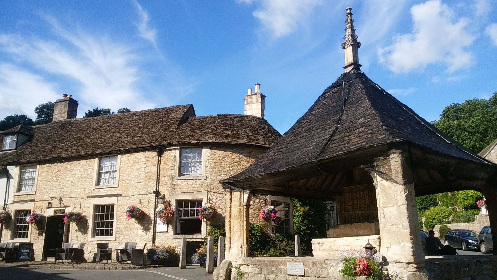 コッツウォルズ Cotswolds の南部にある素晴らしく美しい村 カースル クーム Castle Combe イギリスの料理はまずいと誰が言った