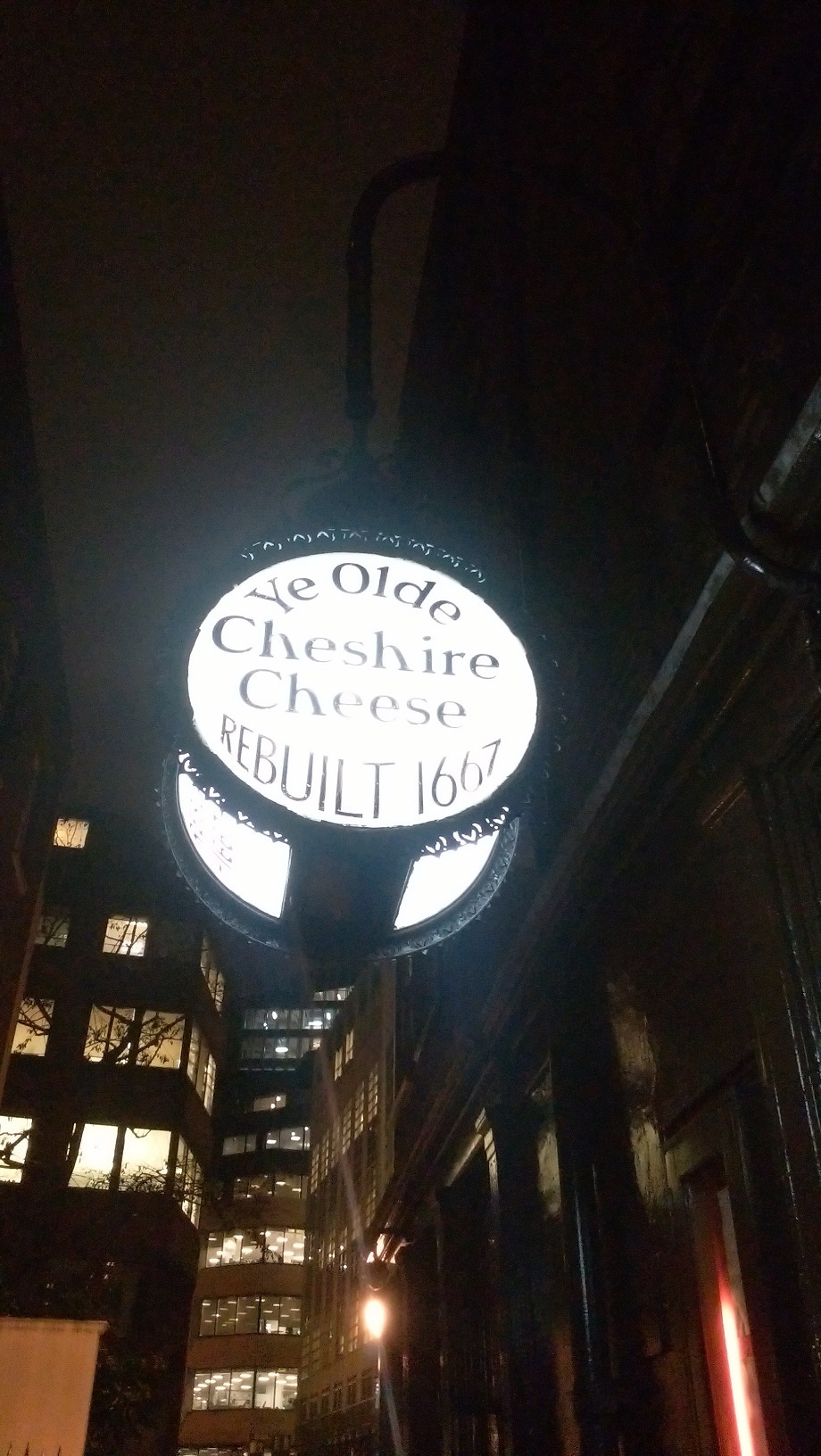 ロンドンで江戸時代から続く老舗パブ Ye Olde Cheshire Cheese ジ オールド チェシャー チーズ イギリスの料理はまずいと誰が言った